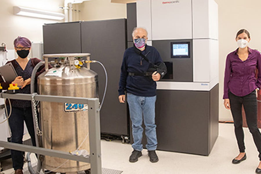 New cryo-electron microscopy facility a boon for UCSC structural biologists